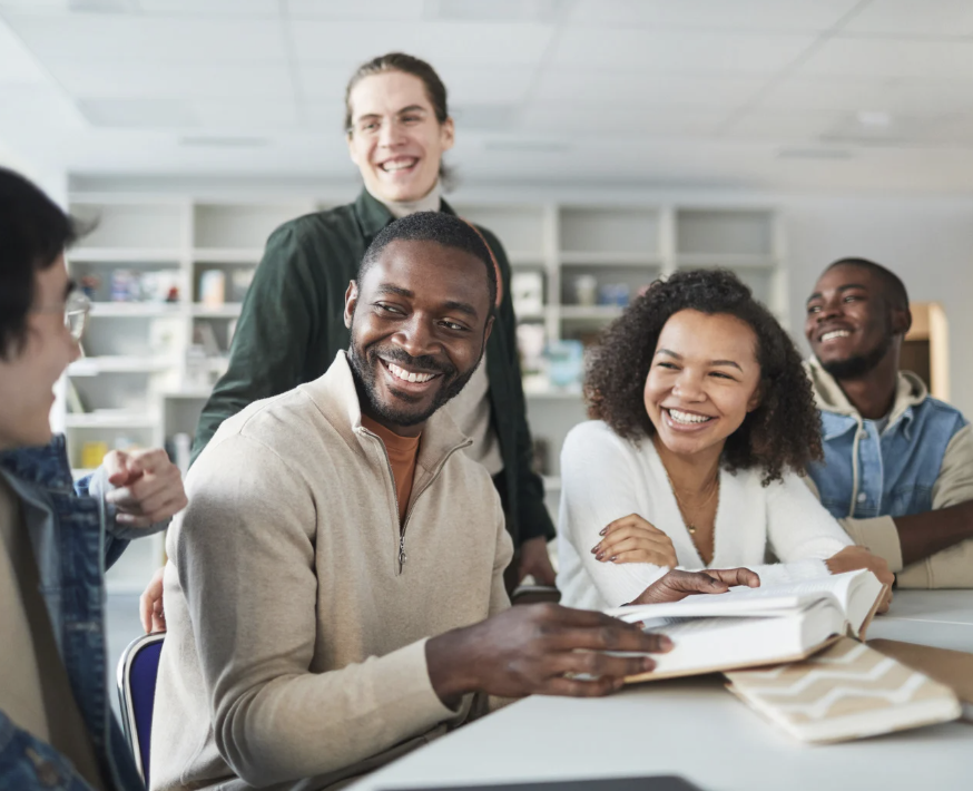 Membres d'organismes réunis autour d'une table de travail