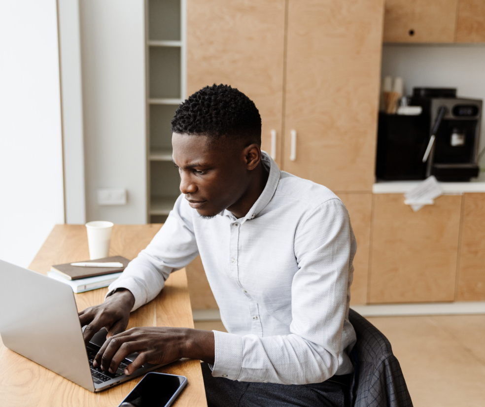 Jeune professionnel travaillant sur un ordinateur