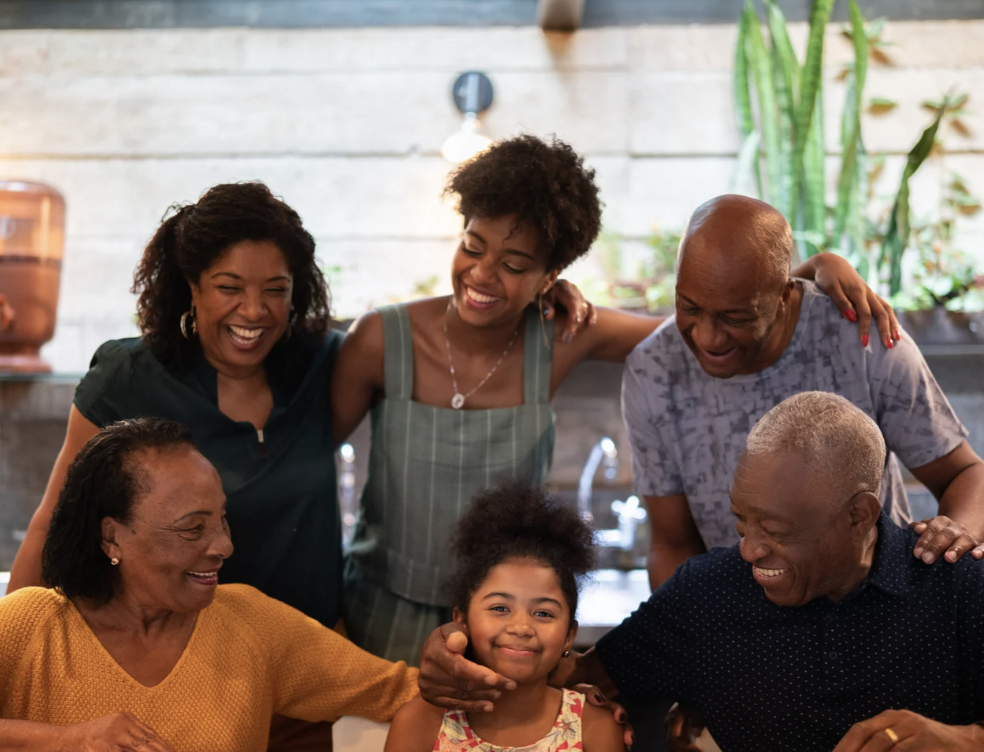 Famille et membres de communauté réunis dans un moment chaleureux