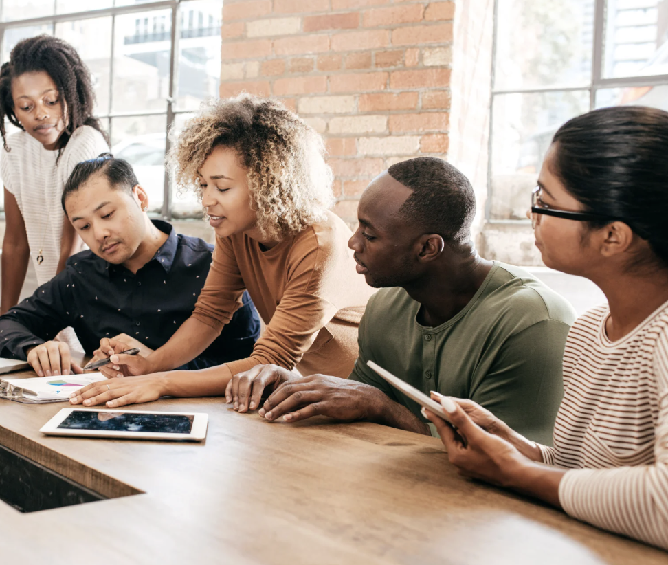 Jeunes adultes collaborant autour d'une table de travail