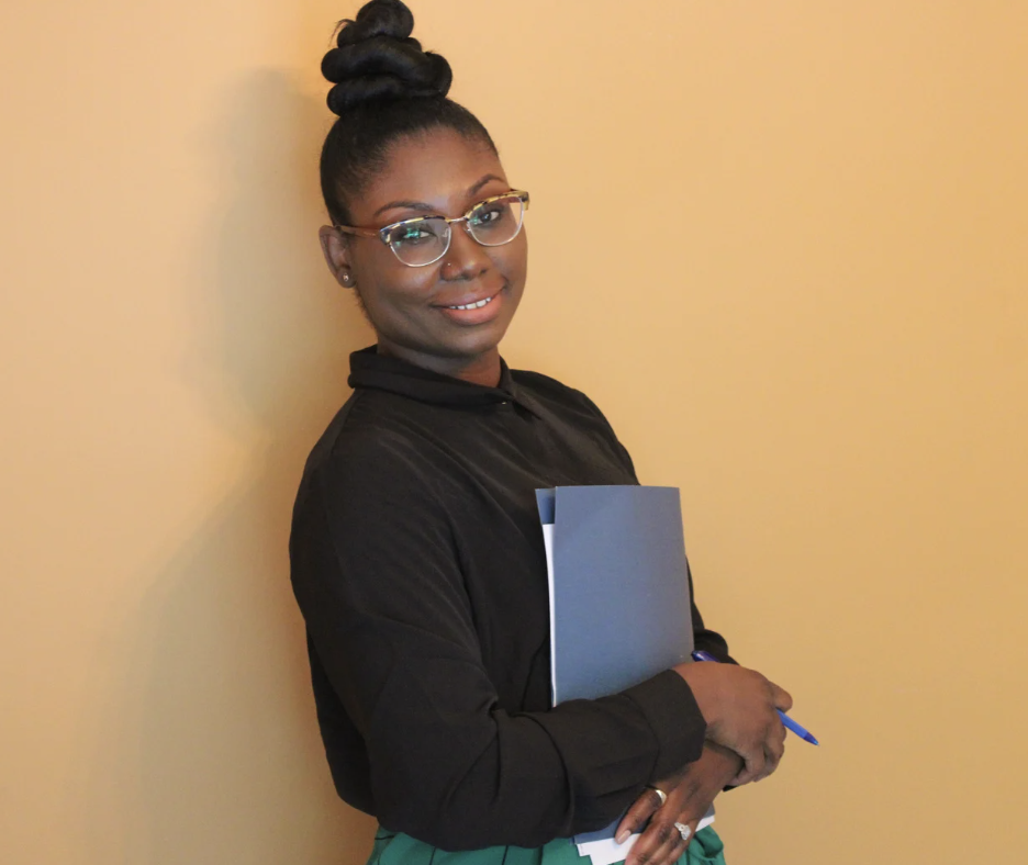 Jeune professionnelle tenant un dossier de travail