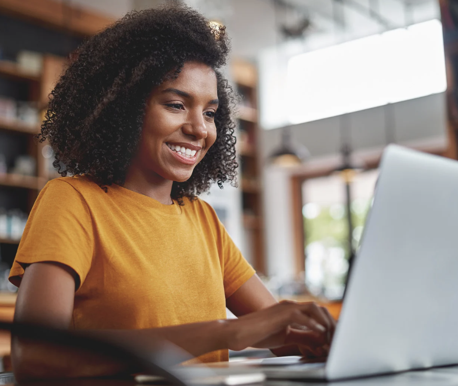 Personne travaillant sur des données de recherche à l'ordinateur